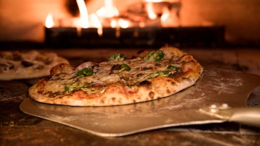 Outdoor pizza oven suitable for home entertaining